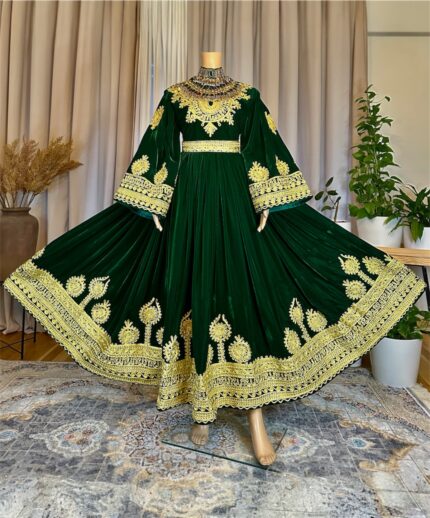 Long Afghan dress in Sabz Makhmal with elegant Charmadozi on chest, sleeves and hem, with Sabz Gaj shal and Charmadozi belt, free size (EU 36–42).