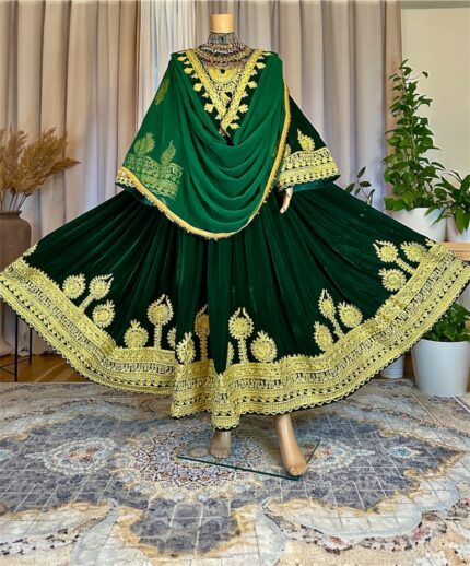 Long Afghan dress in Sabz Makhmal with elegant Charmadozi on chest, sleeves and hem, with Sabz Gaj shal and Charmadozi belt, free size (EU 36–42).