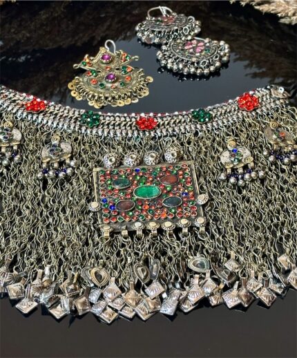 Zar-o-Zanjir is a traditional Afghan decorative jewelry piece featuring handcrafted metalwork, rich chain detailing, and multicolor accents, perfect for Gand Afghan outfits.